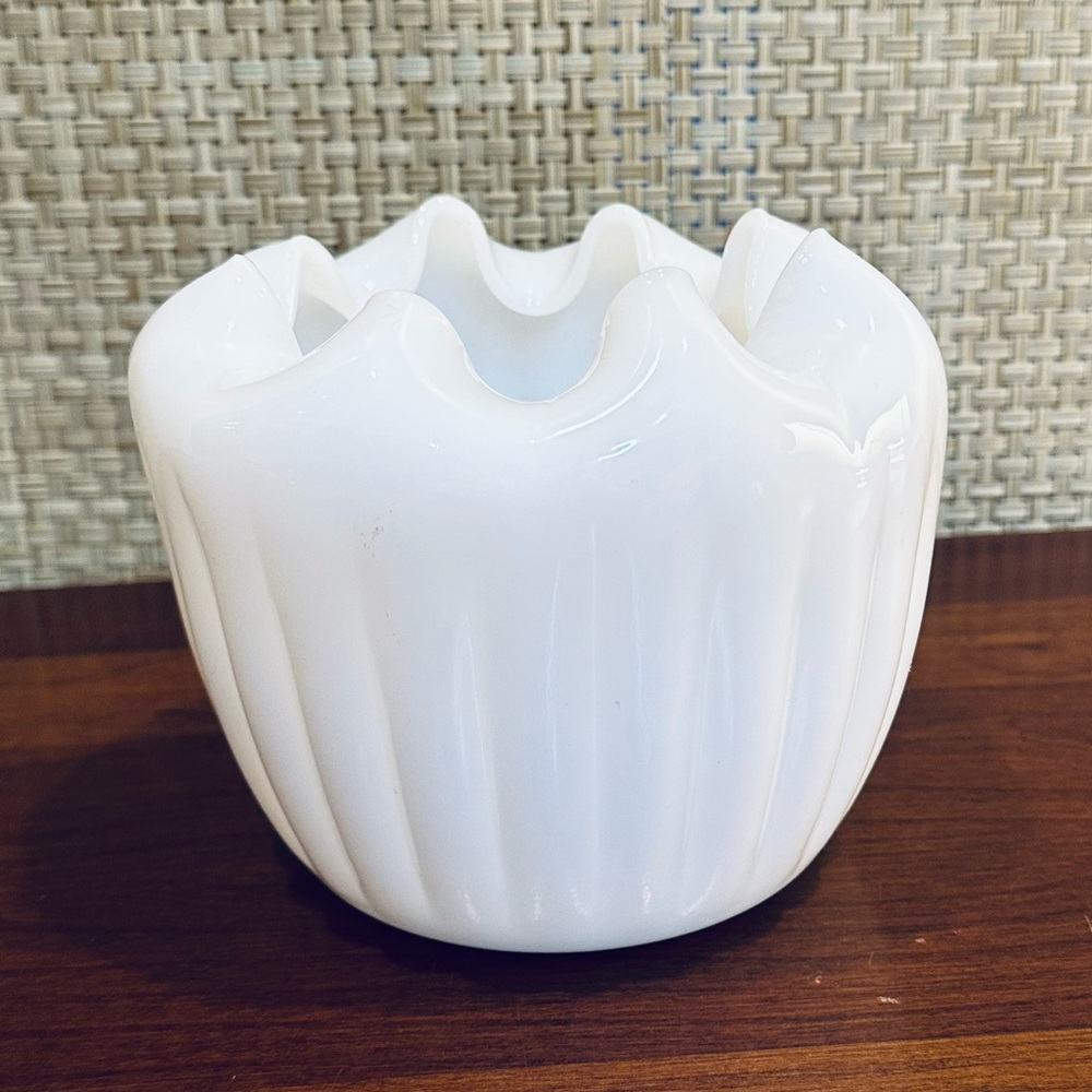 🌟HP🌟VTG 1950s Fenton White Milk Glass Ribbed Rose Bowl Vase - Picture 2 of 5